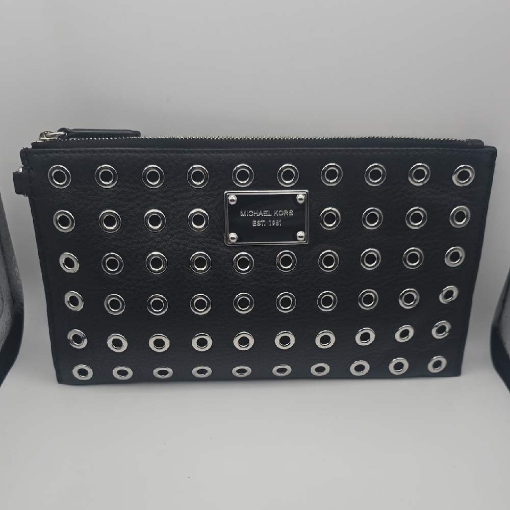 Michael Kors Black Pebbled Leather Eyelet Circle Studded Wristlet/Clutch (EUC)🖤
